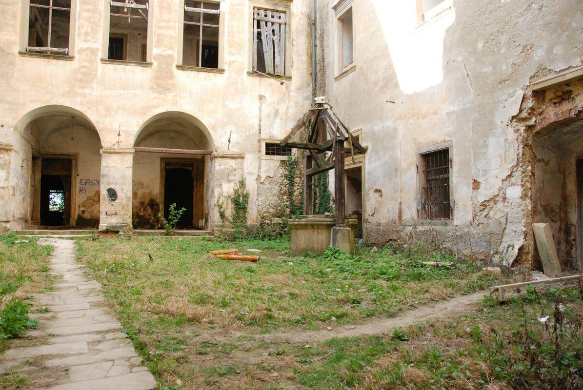 Vendarle končno revitalizacija močno poškodovanega gradu Podčetrtek ...