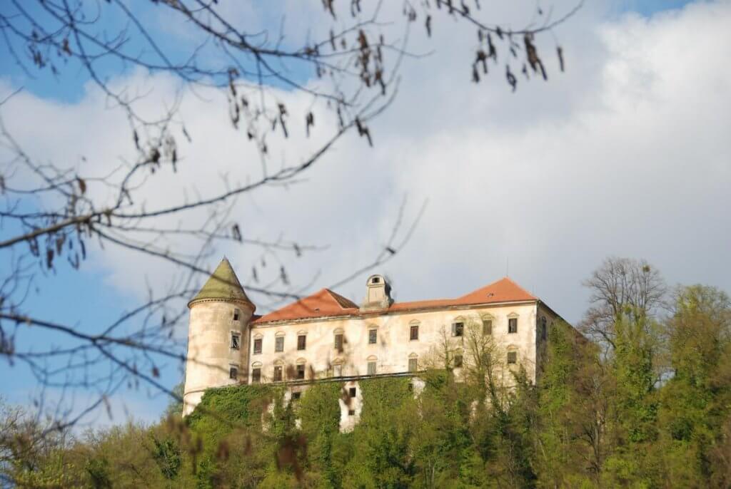 Vendarle končno revitalizacija močno poškodovanega gradu Podčetrtek ...