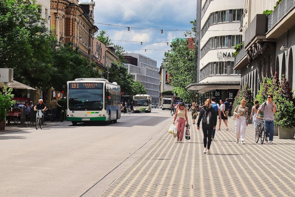 Mesec prostora 2026 odpira fronto dostopnosti: kaj morajo mesta, arhitekti in naročniki spremeniti že letos