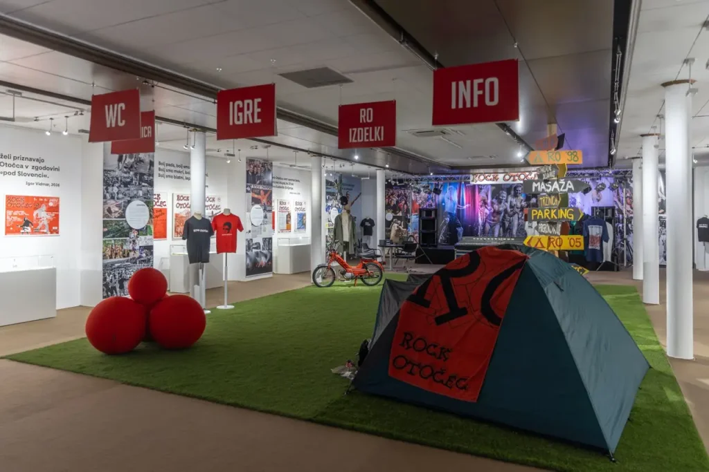 Rock Otočec kot razstava: galerija, ki obiskovalca postavi v festivalski prostor
