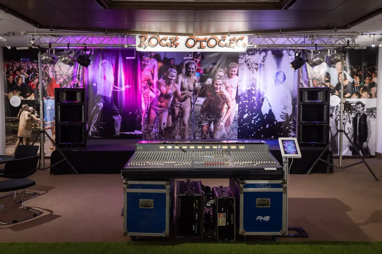 Delujoča mešalna miza in odrska kompozicija v razstavišču Rock Otočec.