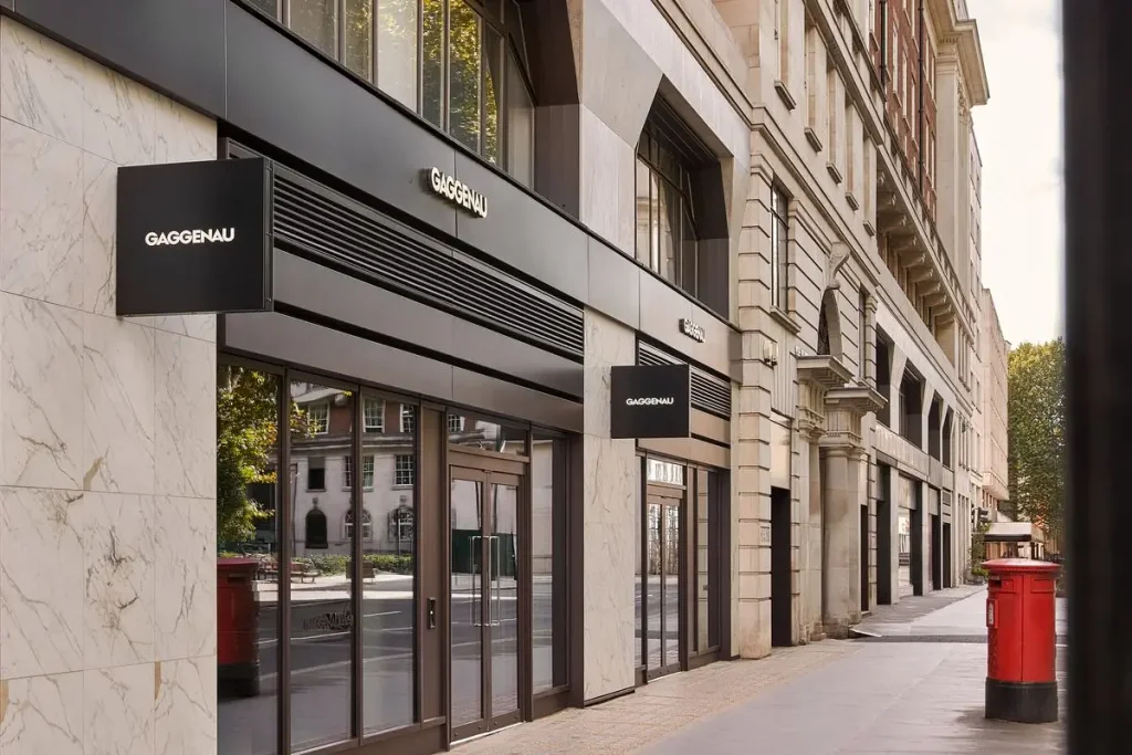 Ulično pročelje salona Gaggenau na Portman Square v Londonu.